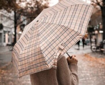 Как стильно одеться в дождливый день?